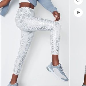 NWOT New Fabletics 7/8 Leggins in foil/white print Size S